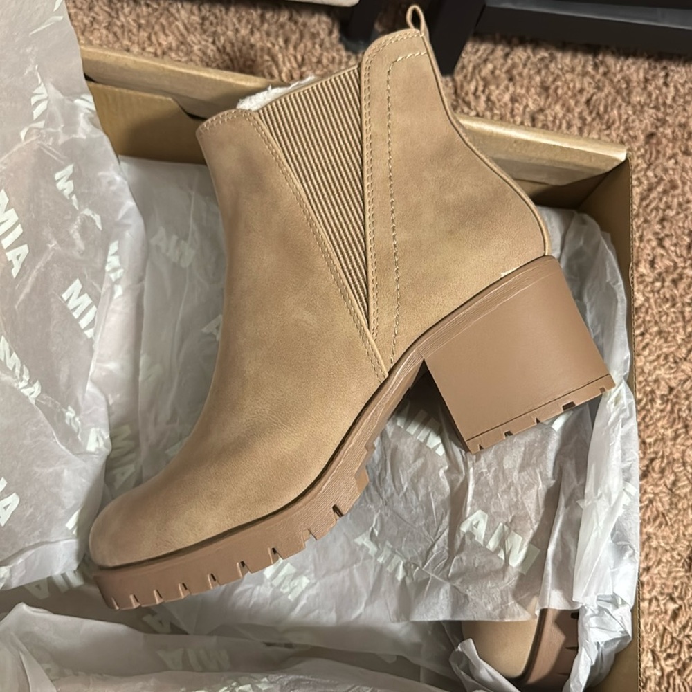 NWOT Mia Jody TAN Chelsea boot Sz 8.5